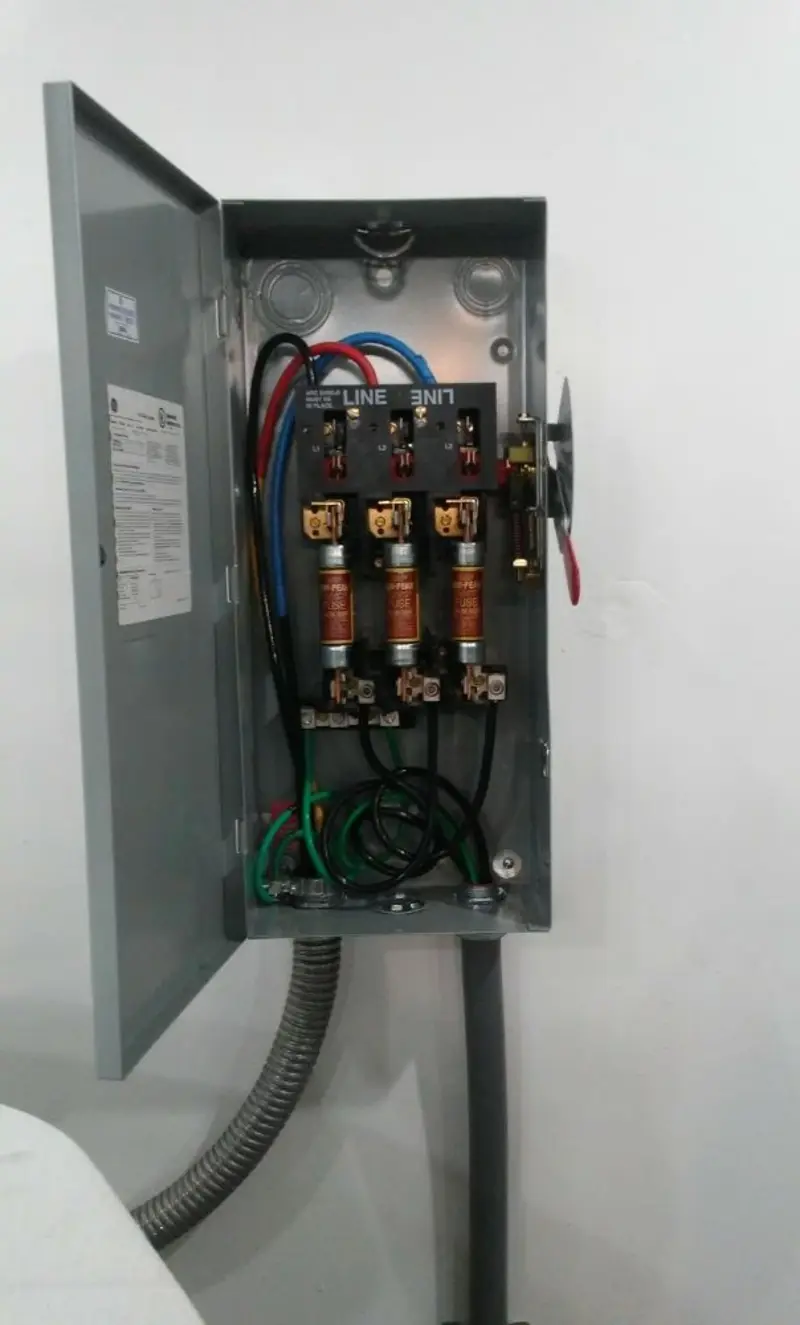 Three-phase disconnect switch installed for Smoke Detector Installation in Madera